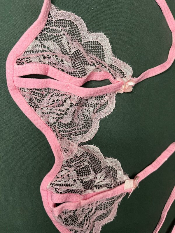 Lingerie féminine en fine dentelle rose