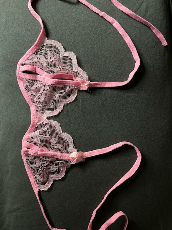Lingerie féminine en fine dentelle rose