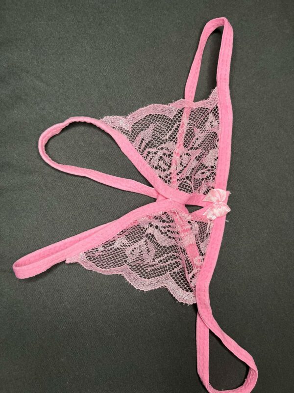 Lingerie féminine en fine dentelle rose