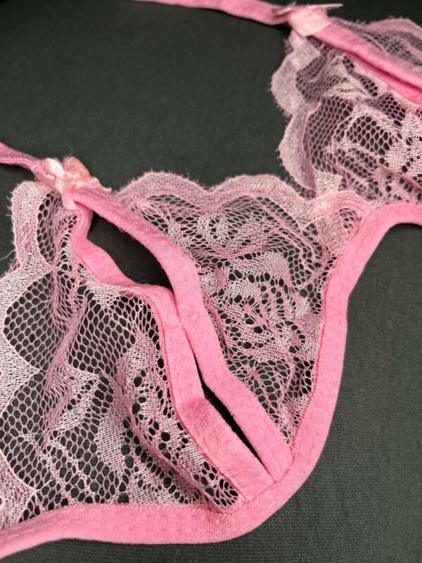 Lingerie féminine en fine dentelle rose