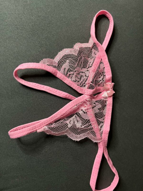 Lingerie féminine en fine dentelle rose