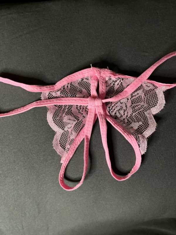 Lingerie féminine en fine dentelle rose