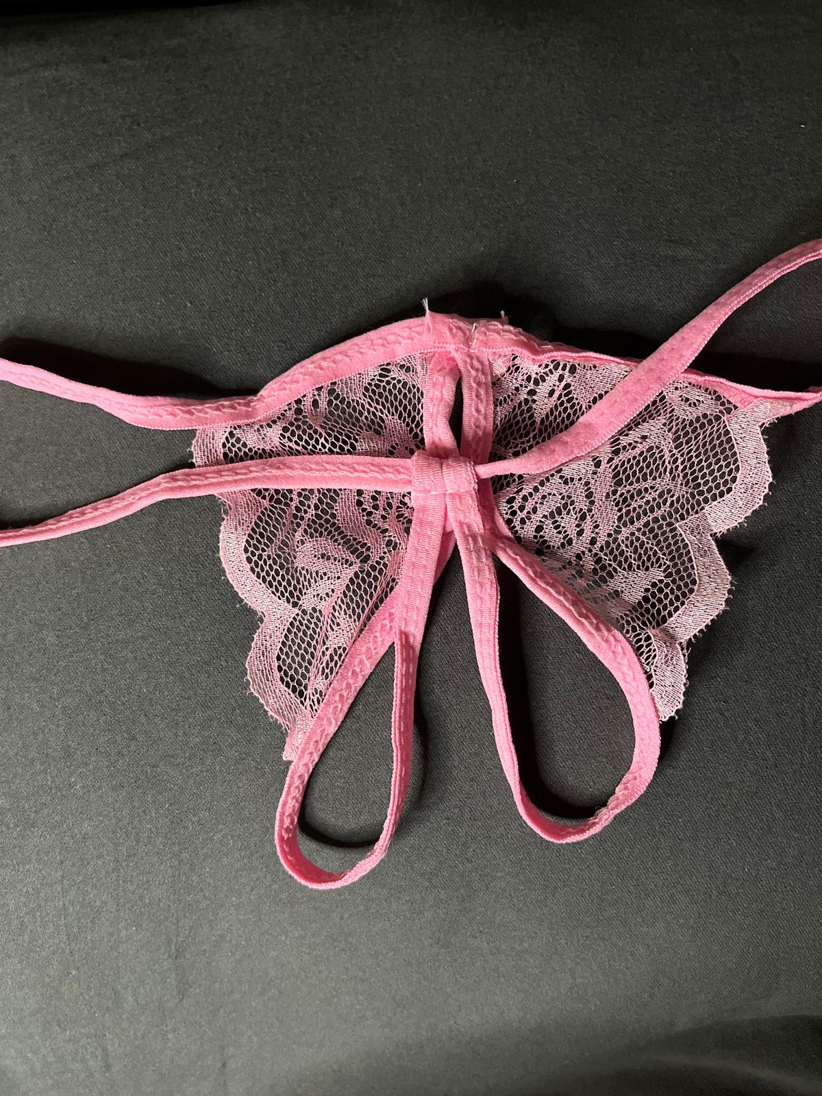 Lingerie féminine en fine dentelle rose